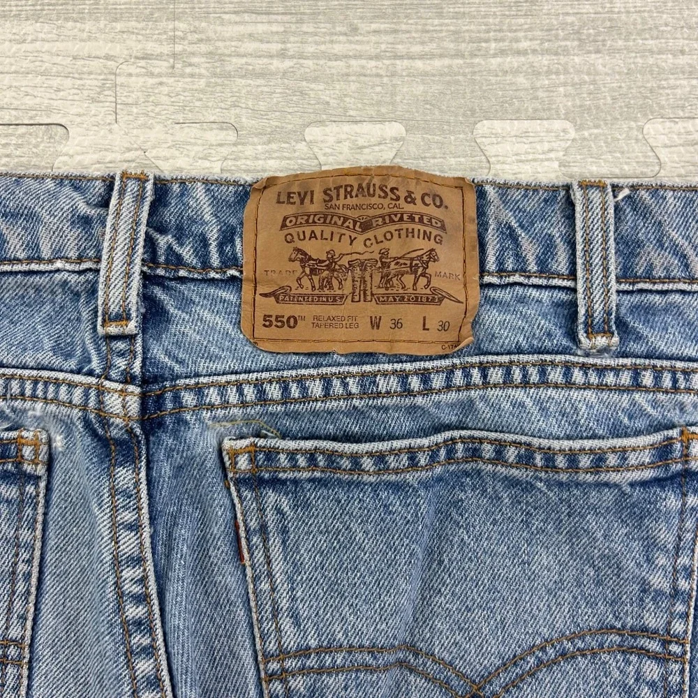 Vintage 90s Levis 550 Jeans Size 36x30 Blue Light Wash Denim Relaxed Fit Tapered